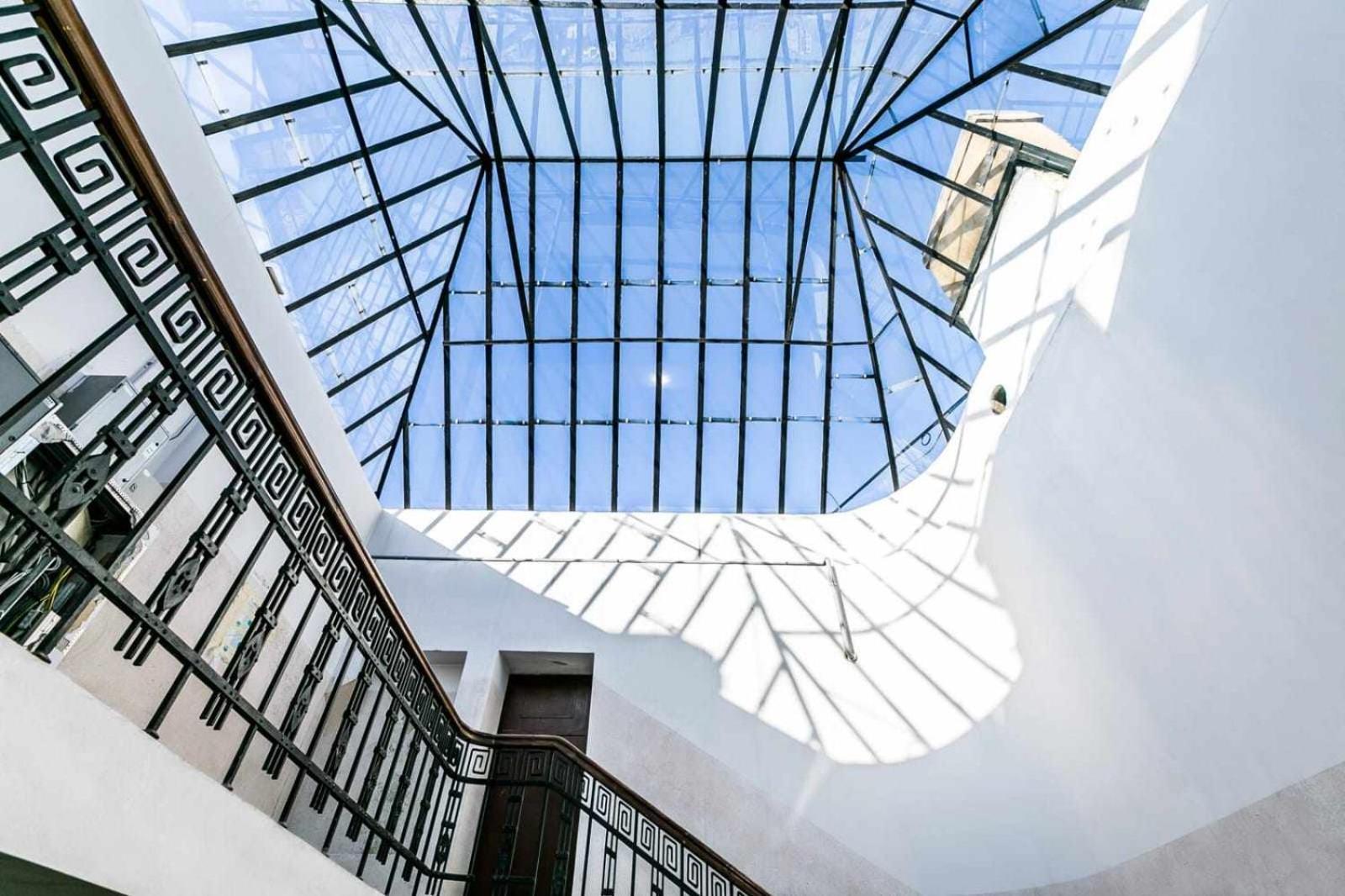 Stylish In Art Nouveau Building Huoneisto